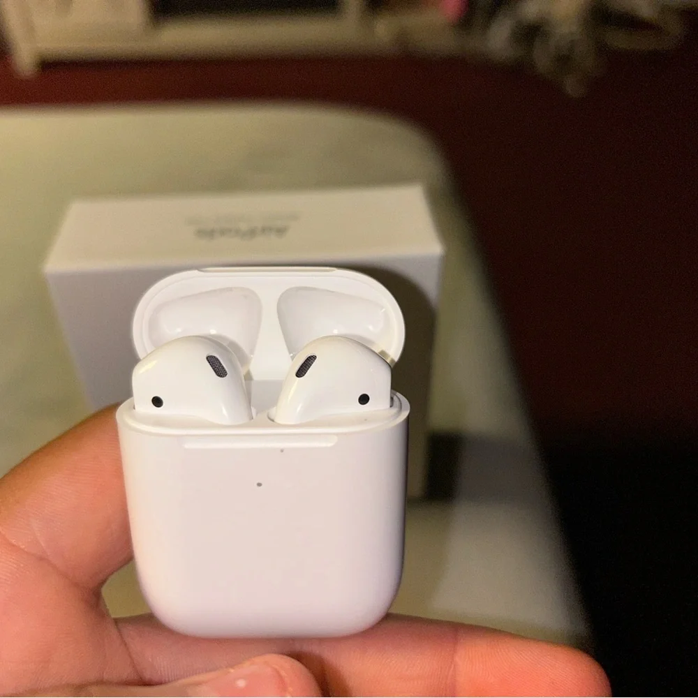 Apple White Wireless generation 2 AirPods